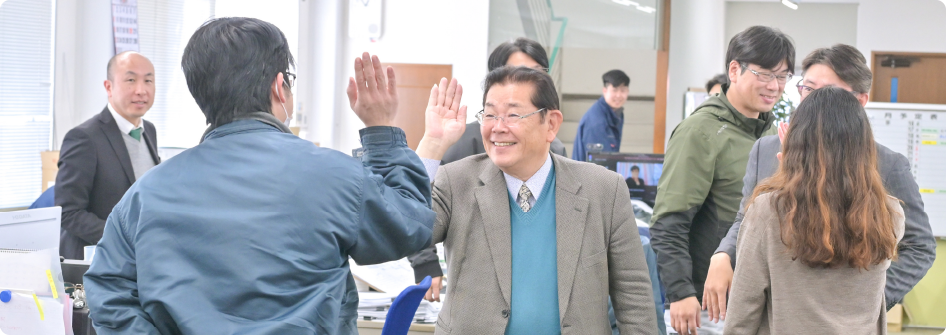 ハイタッチしている写真